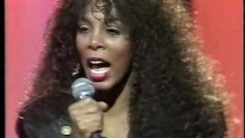 Донна саммер. Donna Summer hot stuff Live. Hot stuff кто поет. Donna Summer hot stuff альбом.